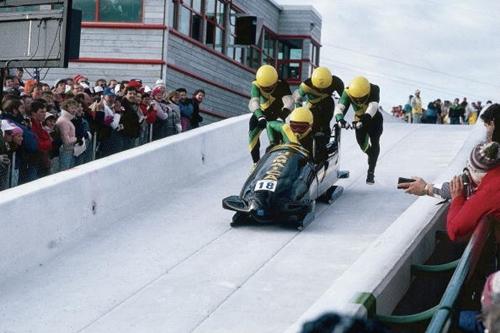 A equipe jamaicana se tornou um ícone no bobsled, após sua inédita participação em Calgary, 1988, inspirar o filme "Jamaica abaixo de zero" / Foto: Sports Illustrated / Getty Images